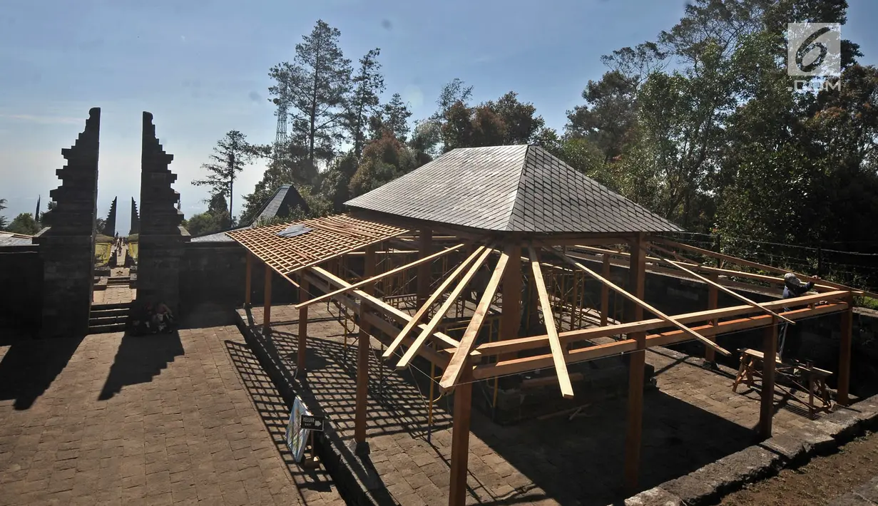 Pekerja memugar pendopo di kompleks Candi Cetho, Karanganyar, Jawa Tengah, Sabtu (25/8). Kemendikbud memugar pendopo di kompleks Candi Cetho untuk menghindari kerapuhan. (Merdeka.com/Iqbal Nugroho)