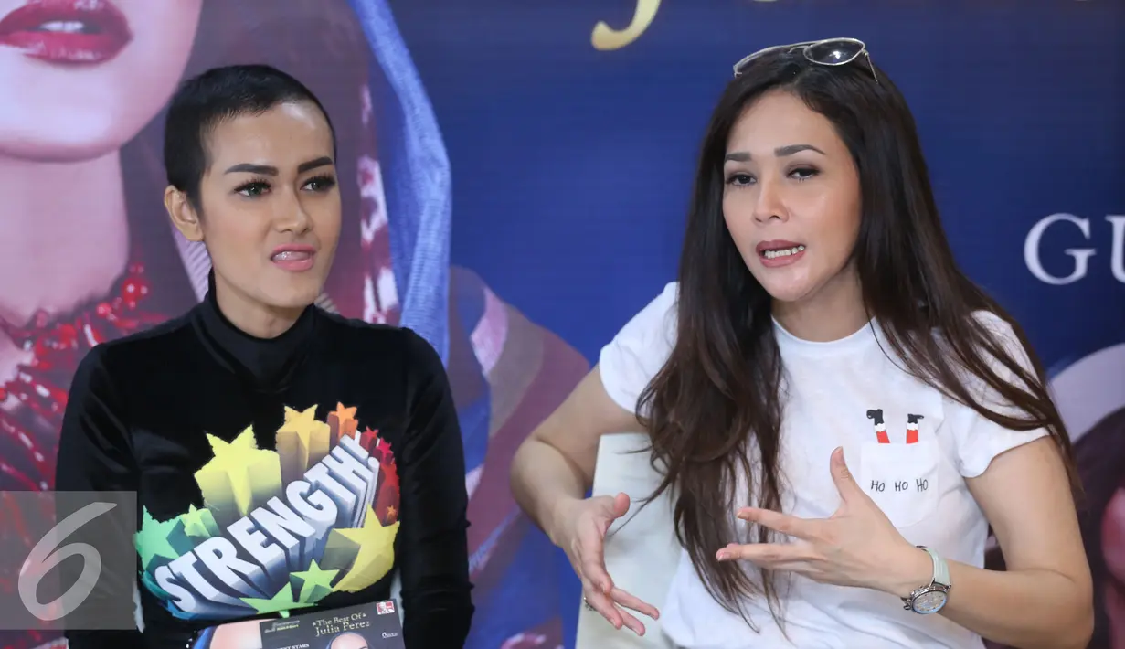 Julia Perez (kiri) dan Maia Estianty saat peluncuran album "The Best of Julia Perez" di kawasan Tugu Tani, Jakarta, Jumat (7/10). Maia menyumbang judul 'Ku Dapat Dari Emak', yang menjadi single teranyar Jupe. (Liputan6.com/Herman Zakharia)