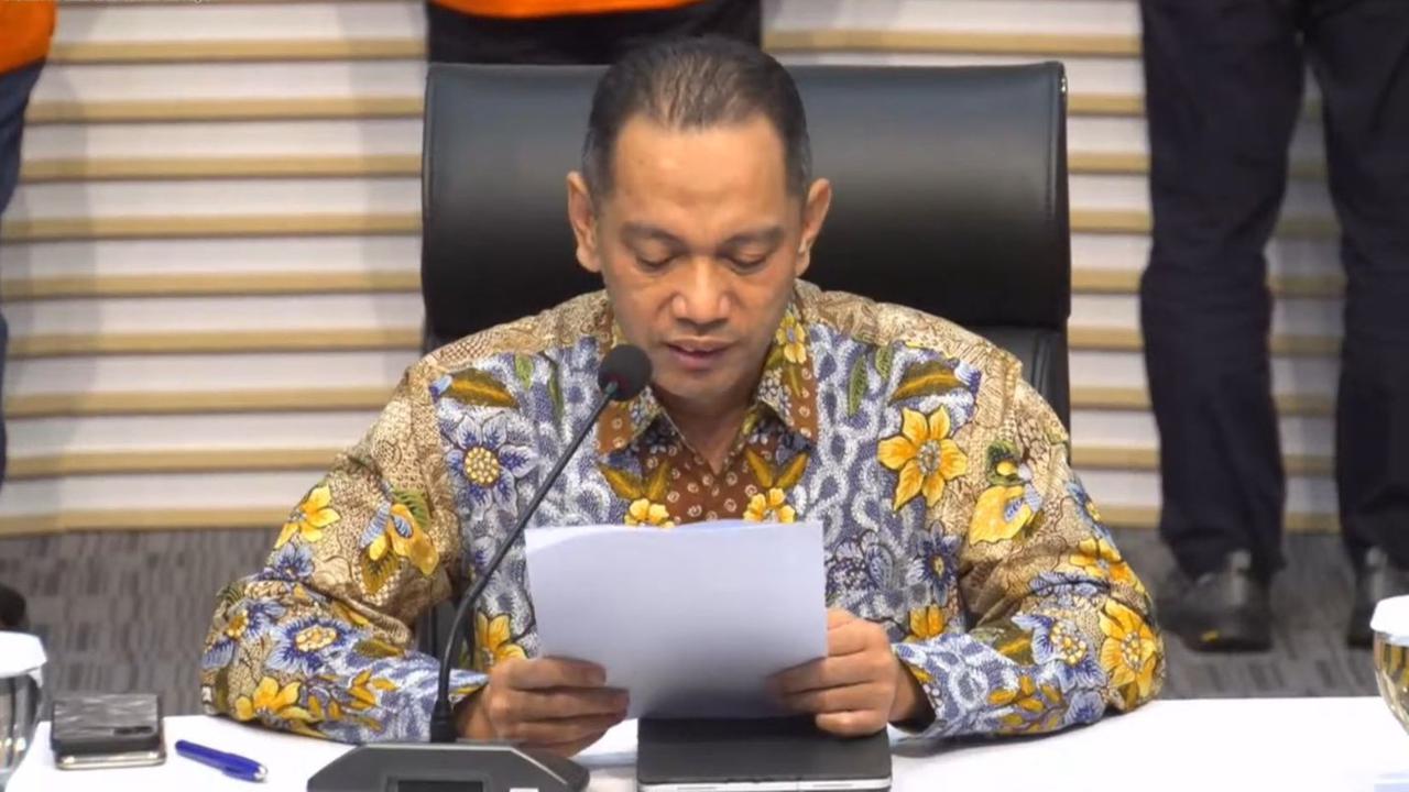 Komisi Pemberantasan Korupsi (KPK) menggelar konferensi pers tangkap tangan di lingkungan pemerintahan Pekanbaru.