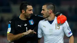 Kiper Timnas Italia, Gianluigi Buffon bersama Leonardo Bonucci setelah pertandingan tandangnya melawan Macedonia, Minggu (9/10). Setelah sempat tertinggal, Italia mampu membalikkan kedudukan dan memetik kemenangan. (REUTERS/Ognen Teofilovski)