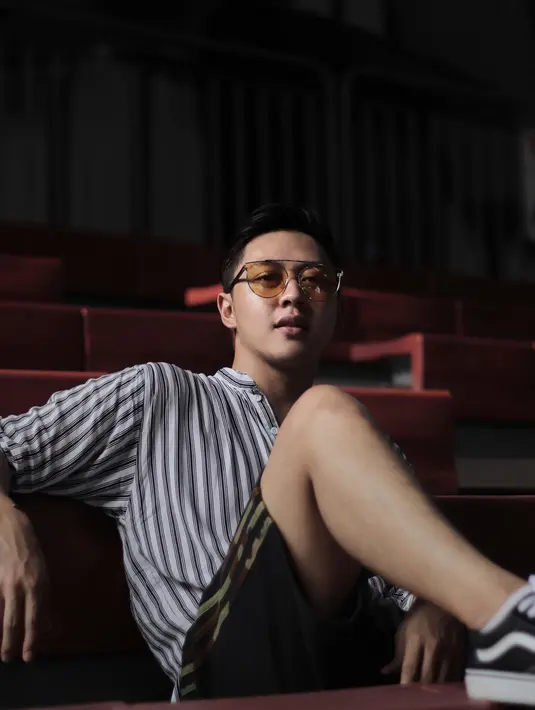 <p>Adhyra Yudhi juga bisa membuat penampilan yang sporty, semi formal, hingga macho hanya dengan memakai celana pendek. (Foto: instagram.com/@adhyrayudhi)</p>