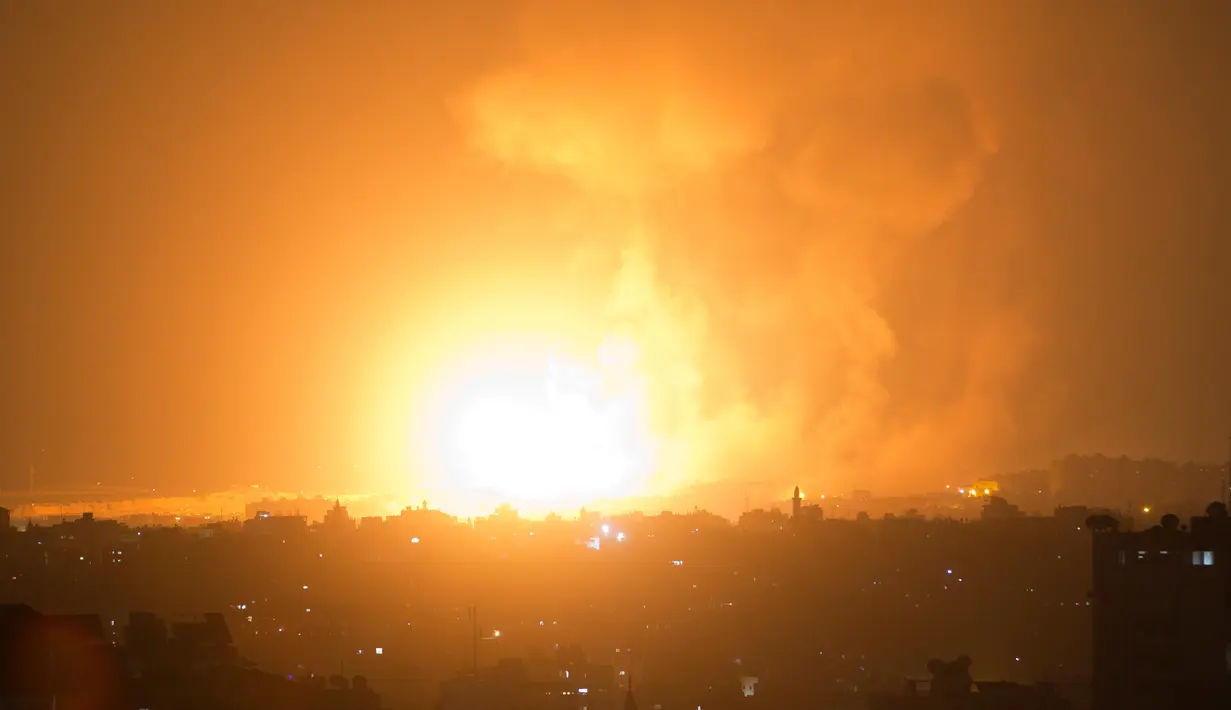 Ledakan yang disebabkan oleh serangan udara Israel di Gaza City, Kamis (9/8). Israel menyerang sejumlah sasaran di Jalur Gaza setelah dihujani roket dari wilayah pesisir yang dikuasai oleh Hamas tersebut. (AP Photo/Khalil Hamra)
