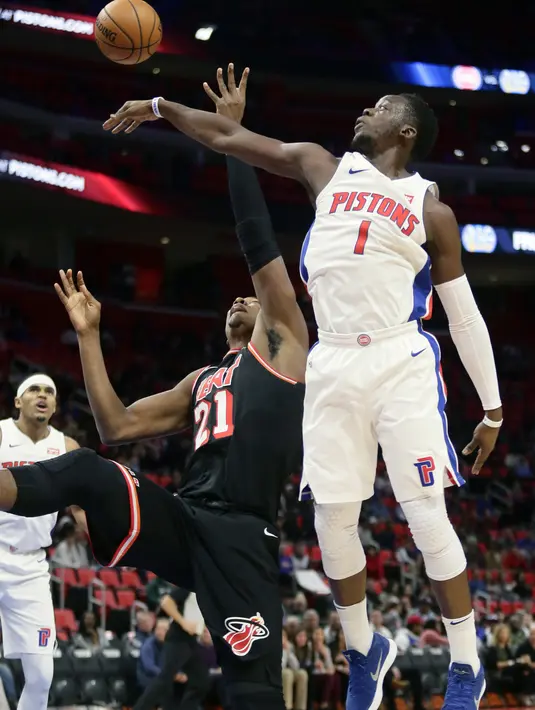 Aksi pemain Detroit Pistons, Reggie Jackson (1) melakukan blok tembakan pemain Miami Heat, Hassan Whiteside (21) pada laga NBA basketball game di Little Caesars Arena, Detroit, (12/11/2017). Detroit Pistons menang 112-103. (AP/Duane Burleson)