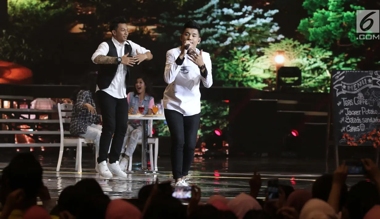 Aksi panggung Grup Vokal GAC saat berkolaborasi dengan penyanyi Jazz pada malam puncak HUT ke-27 SCTV ke 27 di Hall D, Jiexpo Kemayoran, Jakarta, Kamis (24/8). Sejumlah artis ternama turut meramaikan malam spesial ini. (Liputan6.com/Herman Zakharia)