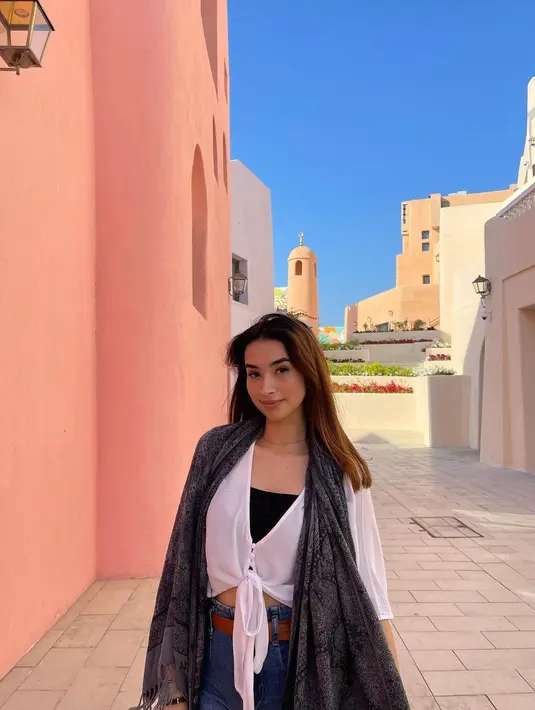 <p>Berkunjung ke Al Mina Corniche, Nadia tampak kece dengan gaya kasualnya. Ia memadukan white shirt dengan inner hitam, celana jeans, dan pashmina yang pashmina di lehernya. [@nadiaraysa]</p>