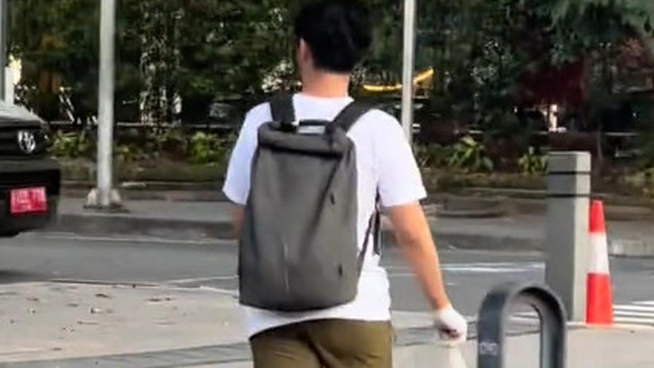 Momen Pria Lakukan Olahraga di CFD sambil Ngumpulin Sampah di Sekitar, Aksinya Tuai Pujian