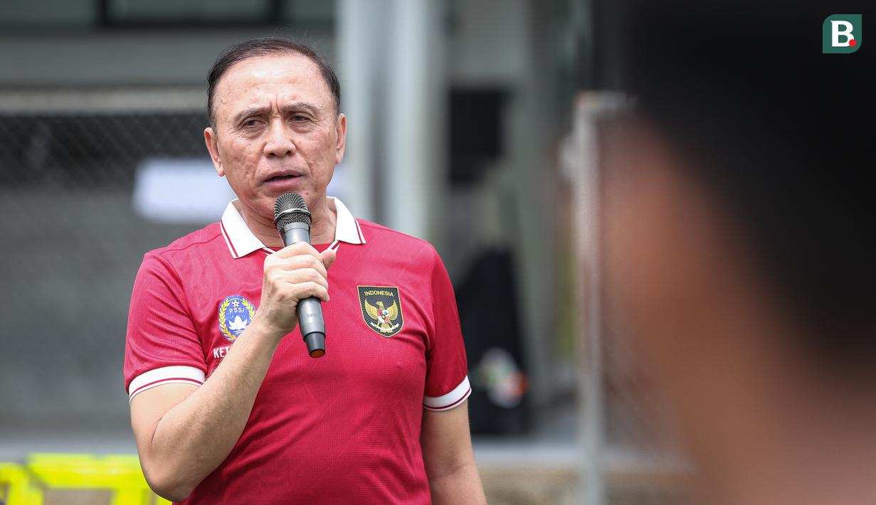 <p>Ketua Umum PSSI, Mochamad Iriawan memberikan pesan kepada pemain dan pelatih Timnas Indonesia U-20 saat mendatangi latihan terbuka untuk Piala Asia U-20 2023 di Lapangan C, Kompleks Stadion Utama Gelora Bung Karno (SUGBK), Jakarta, Rabu (08/02/2023). Ini merupakan kunjungan terakhir bagi pria yang akrab disapa Iwan Bule tersebut sebelum lengser dari jabatannya pada 16 Februari 2023 melalui Kongres Luar Biasa (KLB) PSSI. (Bola.com/Bagaskara Lazuardi)</p>