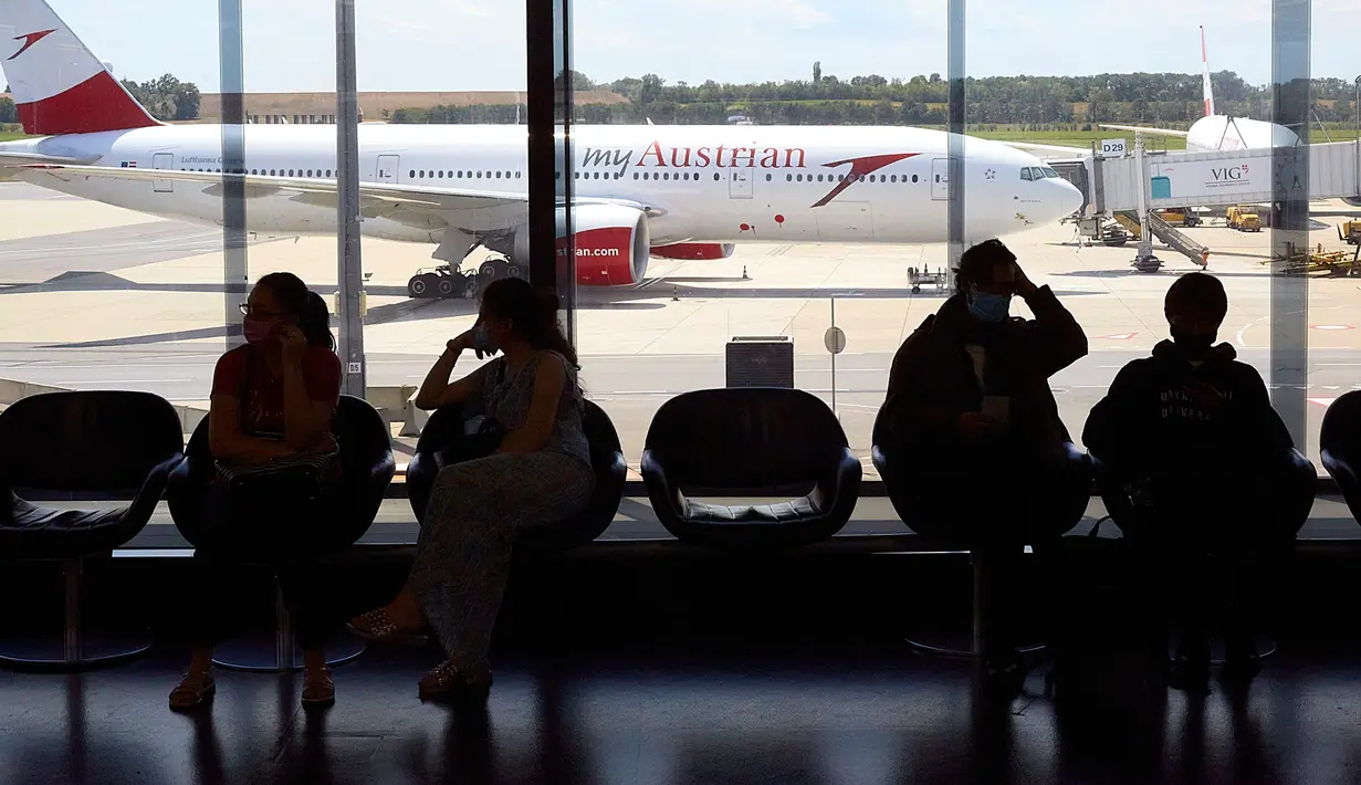 Para penumpang menunggu di Bandara Internasional Wina di Wina, Austria, pada 15 Juli 2020. Bandara Internasional Wina mencatatkan penyusutan volume penumpang sebesar 95,4 persen menjadi 138.124 orang pada Juni 2020 dibandingkan tahun sebelumnya. (Xinhua/Georges Schneider)