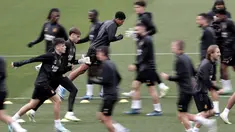 Gelandang Real Madrid #5 Jude Bellingham (tengah) menghadiri sesi latihan menjelang lanjutan Liga Champions, di Valdebebas Sport City di Madrid, Selasa (7/11/2023). (Thomas COEX / AFP)