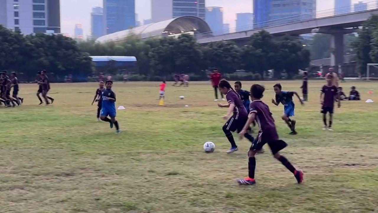 Aksi Kala Madali Anak Zaskia Adya Mecca Tanding Bola di Lapangan, Teman Setim dan Lawan Laki-Laki Semua