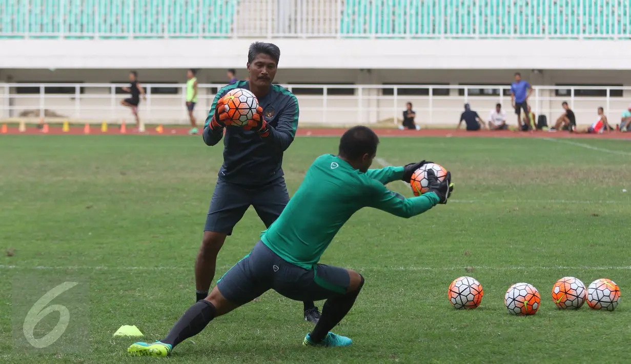 Pemain menjalani latihan dalam proses seleksi Timnas Indonesia gelombang kedua di Stadion Pakansari, Cibinong, Bogor, Jawa Barat, Selasa (16/8). Piala AFF 2016 akan diselenggarakan di Filipina dan Myanmar. (Liputan6.com/Immanuel Antonius)
