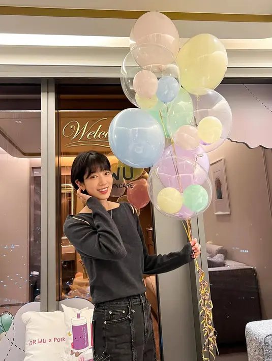 Melengkapi tampilannya dengan kalung silver berliontin panjang. Wajahnya dipulas flawless hanya terlihat lipstik merahnya. [@ssinz7]