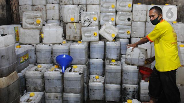 Antre Membeli Minyak Goreng Curah di Bogor