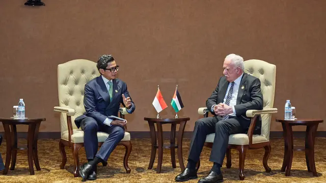 Wamenlu Pahala Mansury bertemu dengan Menlu Palestina di sela-sela pertemuan utama KTT GNB di Kampala, Uganda. (Kemlu RI)