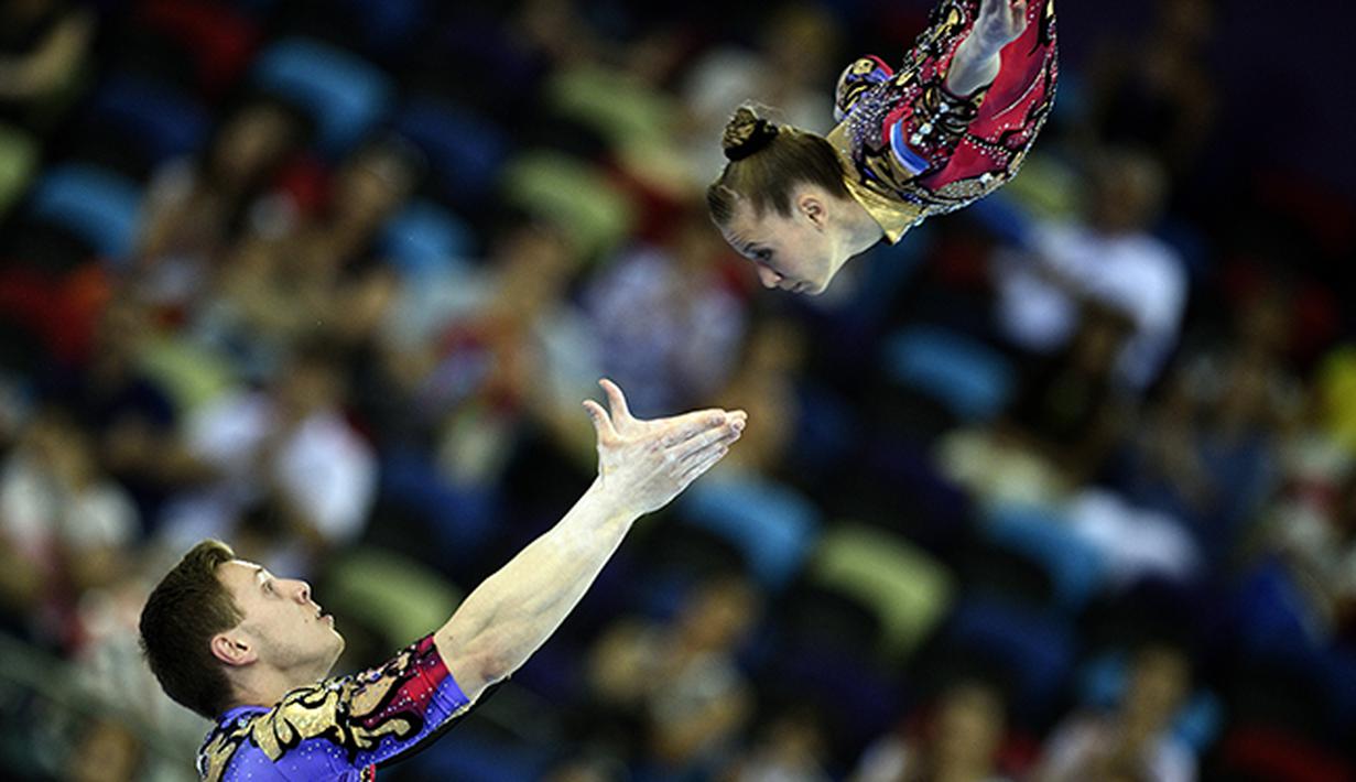 Aksi pesenam Rusia kala melakukan akrobatik pada Pesta Olah Raga Eropa di Baku, Azerbaijan. (EPA/Vassil Donev)