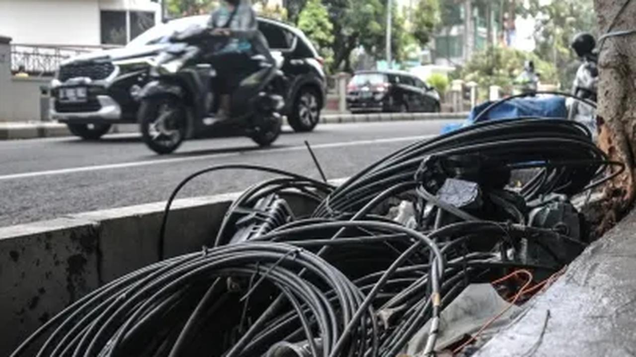 Nurhasan mendesak Dinas Bina Marga agar dapat mempercepat proses merapikan kabel-kabel fiber optik kusut yang sudah tidak lagi terpakai.
