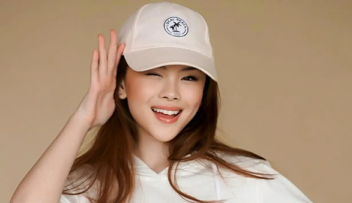 Makin cantik saat pose kedipkan satu mata, Clarice Cutie bikin pangling. Awali karier sejak usia belia, tak heran jika Clarice Cutie memang pandai berpose sejak kecil bahkan hingga kini beranjak remaja, Clarice semakin curi perhatian. Selain pesona yang dipancarkannya, outfit lucu yang dikenakan oleh Clarice Cutie juga bikin salah fokus. (Liputan6.com/IG/@claricecutie)