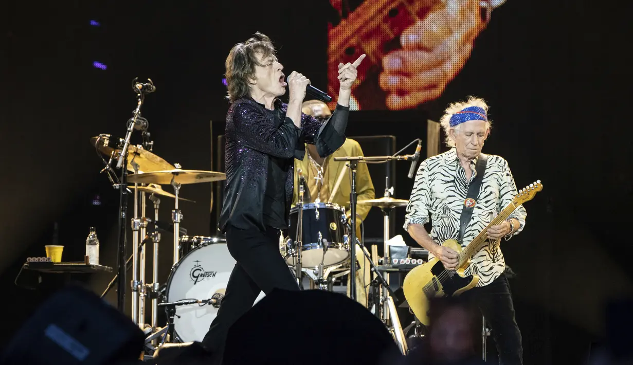 Personel grup band The Rolling Stones Mick Jagger (tengah), Ronnie Wood (kiri), dan Keith Richards (kanan) beraksi di atas panggung selama konser bagian dari tur Eropa "Sixty" di stadion Groupama, di luar Lyon, Prancis tengah, Selasa (19/7/2022).