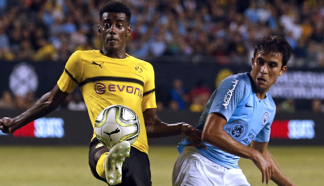 Pemain Dortmund, Alexander Isak (kiri) melakukan kontrol bola saat melawan Manchester City pada laga International Champions Cup 2018 di Soldier Field, Chicago, (20/7/2018), waktu setempat. Drtmund menang 1-0. (AFP/Jim Young)