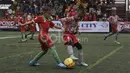 Tim ATKL Tigers Malaysia berebut bola dengan pemain CISS (merah) dalam final Plate U-8 Serpong City International Soccer Tournament di Sabnani Park, Tangerang Selatan. Minggu (4/12/2016). (Bola.com/Arief Bagus)