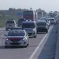 Petugas mengarahkan pemudik untuk melakukan contra flow di dalam Tol Brebes, Jawa Barat, Senin (4/7). Contra flow tersebut diberlakukan untuk memecah kemacetan di Tol Pejagan. (Liputan6.com/Angga Yuniar)