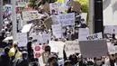 Orang-orang menjauh dari Gedung Capitol Negara Bagian Georgia saat unjuk rasa "Stop Asian Hate" di Atlanta, Sabtu (20/3/2021). Ratusan demonstran berkumpul mendukung komunitas Asia-Amerika setelah penembakan di tiga tempat spa yang menewaskan 8 orang, termasuk 6 wanita Asia. (AP Photo/Ben Gray)