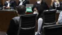 Terdakwa dugaan tindak pidana korupsi pengadaan tanah di Munjul, Jakarta Timur, Anja Runtuwene (tengah) saat sidang pembacaan tuntutan di Pengadilan Tipikor Jakarta, Kamis (10/2/2022). Anja Runtuwene dituntut pidana penjara selama 5,5 tahun dan denda 500 juta. (Liputan6.com/Helmi Fithriansyah)