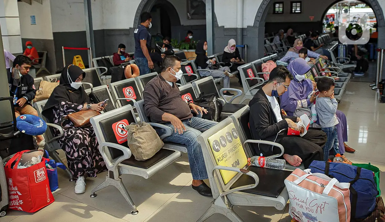 Sejumlah calon penumpang menunggu keberangkatan kereta di Stasiun Pasar Senen, Jakarta, Jumat (24/12/2021). Penambahan jumlah kereta jarak jauh diharapkan mampu mengakomodir penumpang yang melakukan perjalanan selama libur Natal dan Tahun Baru. (Liputan6.com/Faizal Fanani)