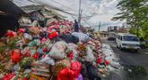 Petugas mengatur tumpukan sampah pada pinggir jalan di kawasan Pasar Manggis, Ciputat, Tangerang Selatan, Senin (15/12/2025). Sudah lebih dari sepekan wilayah Tangerang Selatan (Tangsel) mengalami krisis lokasi pembuangan akhir sampah. (merdeka.com/Arie Basuki)