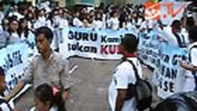 Ratusan pelajar SMA Kartini, Kemayoran, Jakarta Pusat, menggelar unjuk rasa di halaman sekolah mereka. Aksi ini dilakukan terkait pemecatan guru oleh pihak yayasan. 