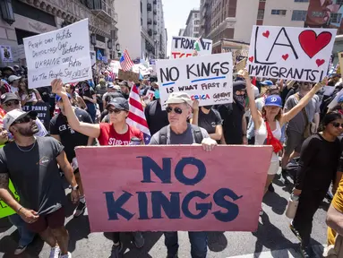 Demonstran saat ambil bagian dalam protes terhadap pemerintahan Presiden Amerika Serikat (AS) Donald Trump selama unjuk rasa nasional "No Kings" di pusat kota Los Angeles, California, Amerika Serikat, pada 14 Juni 2025. (RINGO CHIU/AFP)