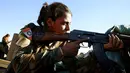 Seorang pejuang wanita Iran-Kurdi membidikan senjatanya saat ikut pertempuran melawan kelompok radikal Negara Islam (ISIS) di Bashiqa, dekat Mosul, Irak, Kamis (3/11). (Reuters/Ahmed Jadallah)