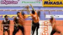 6. Pevoli Samator Surabaya, Mahfud Nurcahyadi, melakukan smash ke arah area Palembang Bank Sumsel Babel pada babak final four seri kedua Proliga 2016 di GOR Amongrogo, Yogyakarta, Minggu (8/5/2016). (Bola.com/Vitalis Yogi Trisna)