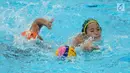 Pemain polo air putri DKI Jakarta (kiri) berebut bola dengan pemain polo air putri Jambi di Kejuaraan Akuatik Indonesia Open 2017 di Stadion Akuatik GBK, Jakarta, Minggu (10/12). DKI Jakarta unggul 28-2. (Liputan6.com/Helmi Fithriansyah)