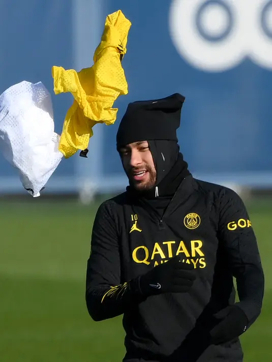 Penyerang Paris Saint-Germain (PSG) Neymar bereaksi selama sesi latihan jelang laga tandang ke kandang Marseille pada babak 16 besar Coupe de France 2022/2023, di Saint-Germain-en-Laye, sebelah barat Paris, Selasa (7/2/2023). PSG sudah sekali menghadapi Marseille musim ini, yakni pada pekan ke-11 Ligue 1 di Parc des Princes. (FRANCK FIFE / AFP)