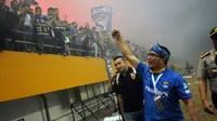 Walikota Bandung, Ridwan Kamil menyambangi suporter Persib Bandung saat merayakan kemenangan tim Maung Bandung atas Persipura Jayapura lewat adu penalti 5-3 di Stadion Gelora Sriwijaya, Palembang, (7/11/2014). (Liputan6.com/Helmi Fithriansyah)