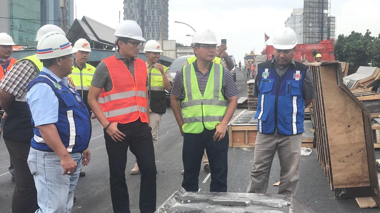 Sandiaga Uno menyambangi lokasi proyek fly over Pancoran, Jakarta