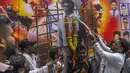 Para penggemar India menyiramkan susu ke potongan gambar superstar mereka, Rajinikanth, di luar gedung bioskop saat merayakan pemutaran film terbarunya "Jailer" di Mumbai, India, Kamis, 10 Agustus 2023. (AP Photo/Rafiq Maqbool)