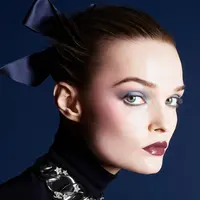 Chanel kembali menghadirkan pesona baru menjelang akhir tahun lewat koleksi Holiday 2025—sebuah rangkaian makeup yang memadukan keanggunan klasik dengan kisah langit malam yang penuh misteri. (foto/dok: CHANEL)