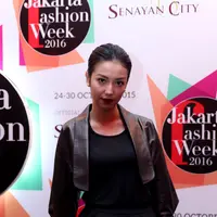 Baik Velove Vexia maupun Didit Hediprasetyo tidak ada yang memberikan klarifikasi mengenai isu yang beredar mengenai hubungan spesial mereka. Putri pengacara OC Kaligis ini tak mau memberi komentar apapun. (Andy Masela/Bintang.com)