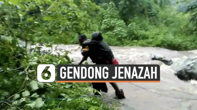VIDEO: Detik-Detik Polisi Gendong Jenazah Korban Mobil Jatuh ke Jurang