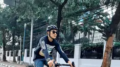Kerap memerankan sifat garang dan komedian, Vino G Bastian juga terlihat keren saat bersepeda. Pria 40 tahun itu terlihat awet muda tampil mengenakan kacamata. Saat bersepeda, Vino memang tak bisa meninggalkan kacamata. (Liputan6.com/IG/@vinogbastian__).