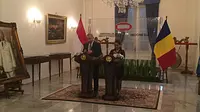Menteri Luar Negeri Rumania Lazar Comanescu dan Menteri Luar Negeri Indonesia Retno Marsudi dalam konferensi pers di Gedung Pancasila (Liputan6/Andreas Gerry Tuwo)