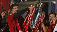 Pelatih Liverpool, Jurgen Klopp, mengangkat trofi juara Premier league 2019-2020 di Stadion Anfield, Kamis (23/7/2020) dini hari WIB. Prosesi angkat trofi juara ini dilakukan usai pertandingan Liverpool melawan Chelsea. (AFP/Phil Noble/pool)