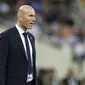Pelatih Real Madrid, Zinedine Zidane, memberikan arahan kepada anak asuhnya saat melawan Valencia pada laga Piala Super Spanyol di Stadion King Abdullah Sport City, Arab Saudi, Rabu (8/1/2020). Real Madrid menang 3-1 atas Valencia. (AP/Amr Nabil)