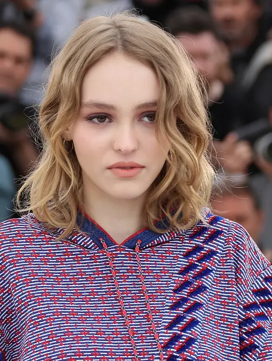 Lily Rose Deep adalah putri dari aktor Johnny Deep. Sejak berumur 7 tahun, Lily aktif dalam dunia modeling. Tak khayal hingga kini kariernya makin cemerlang didunia catwalk. (AFP/Bintang.com)