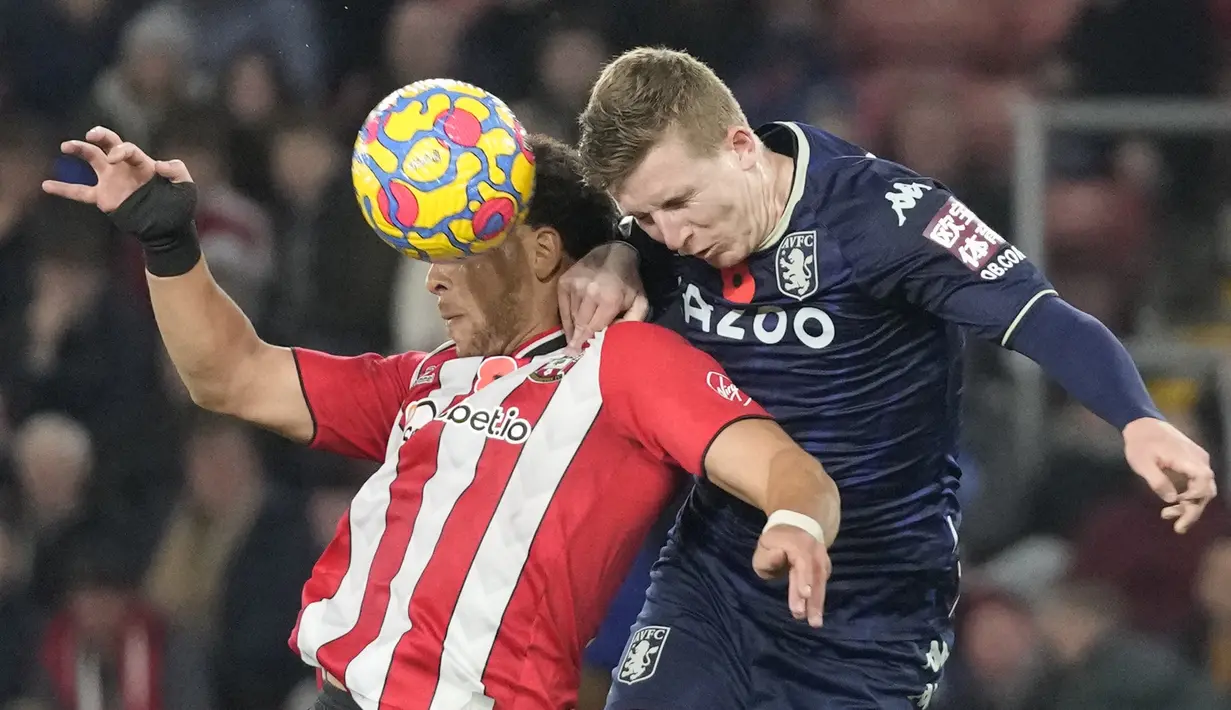 Penyerang Southampton Che Adams dan bek Aston Villa Matt Targett melompat untuk menyundul bola pada laga lanjutan Liga Inggris 2021-2022 di Stadion St Mary’s, Sabtu (6/11/2021) dini hari WIB. Bermain di kandang sendiri, Southampton mampu menang tipis 1-0 atas The Villans. (AP Photo/Frank Augstein)