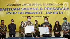 Direktur Utama Bank BTN Haru Koesmahargyo dan Direktur Utama Rumah Sakit Fatmawati Andi Saguni menunjukkan perjanjian kerjasama pada bantuan sarana dan prasarana di RSUP Fatmawati Jakarta, Rabu (26/01/2022). Bank BTN menyalurkan tanggung jawab sosial dan lingkungan (TJSL). (Liputan6.com/HO/BTN)