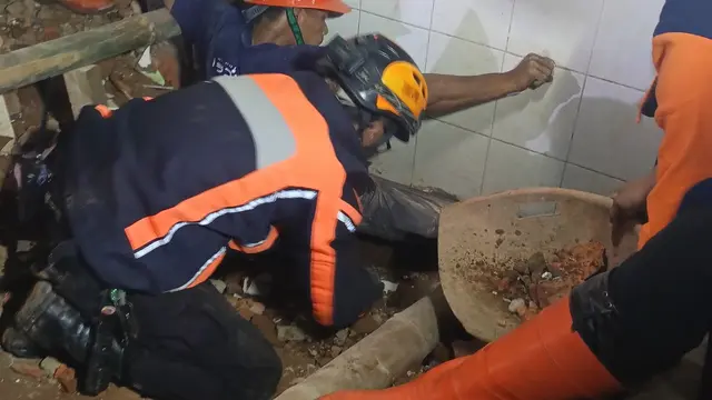Detik-detik Evakuasi Pekerja Bangunan Terjepit Reruntuhan di Sukabumi Selama Satu Jam