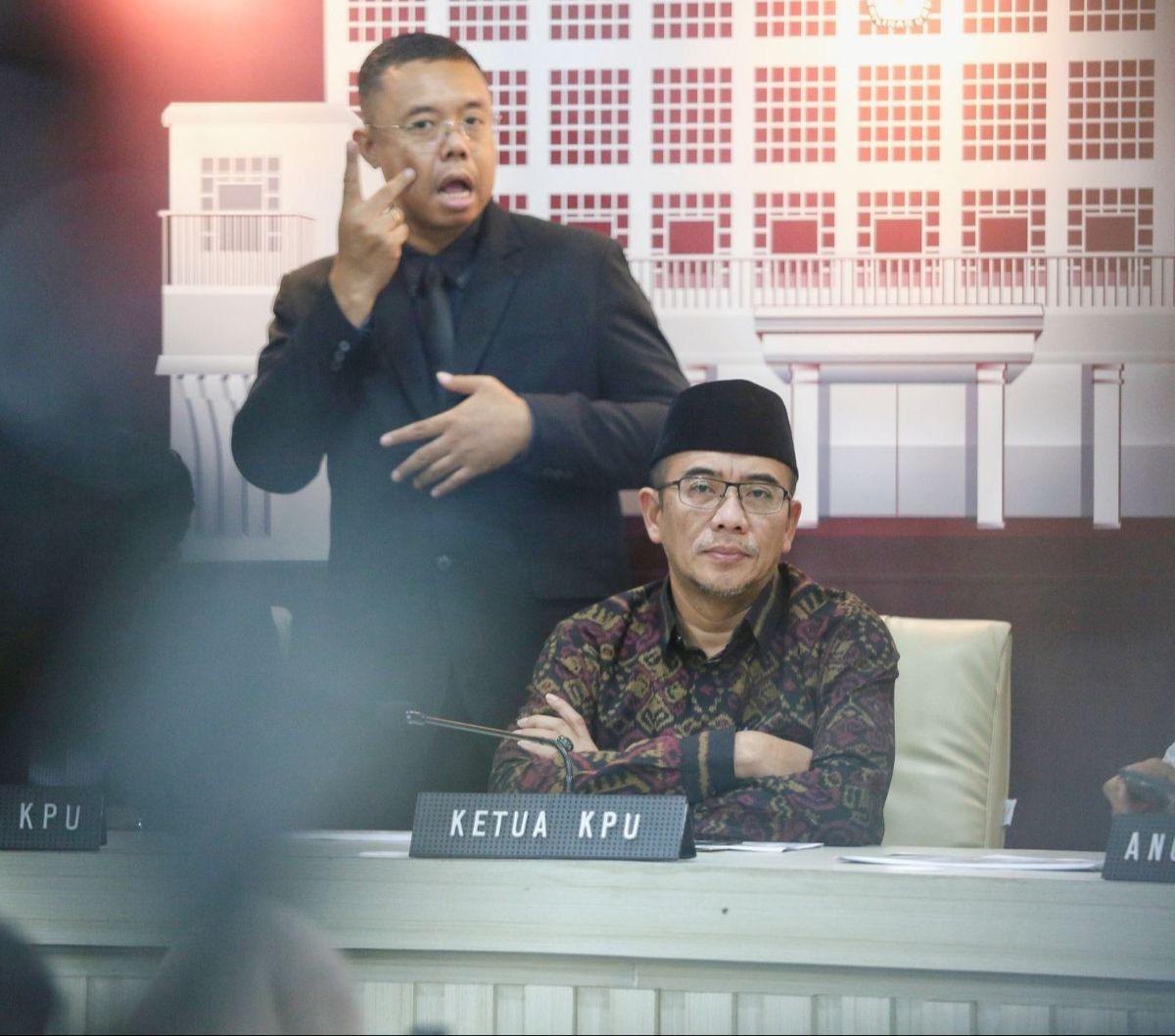 Yang ketiga sebagai konsekuensinya, SK KPU Nomor 360 tahun 2024 tentang penetapan hasil pemilu 2024 secara nasional dinyatakan benar dan tetap sah berlaku.<br>